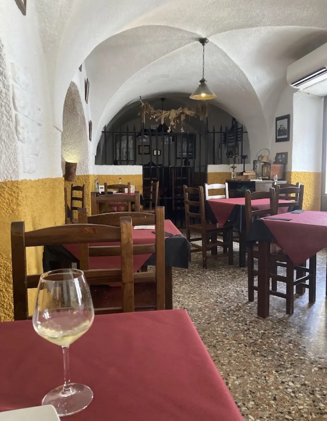 Interior histórico del Mesón El Condesito